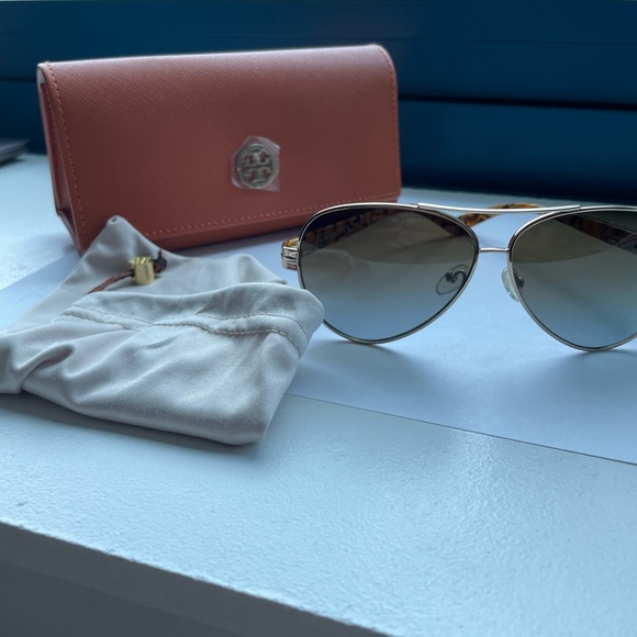 Tory Burch Aviator Sunglasses / Includes Case / Like NEW condition main image 9